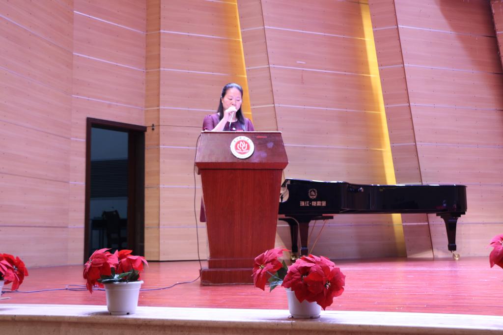 少妇白洁
党总支副书记卢洪英主持授位仪式