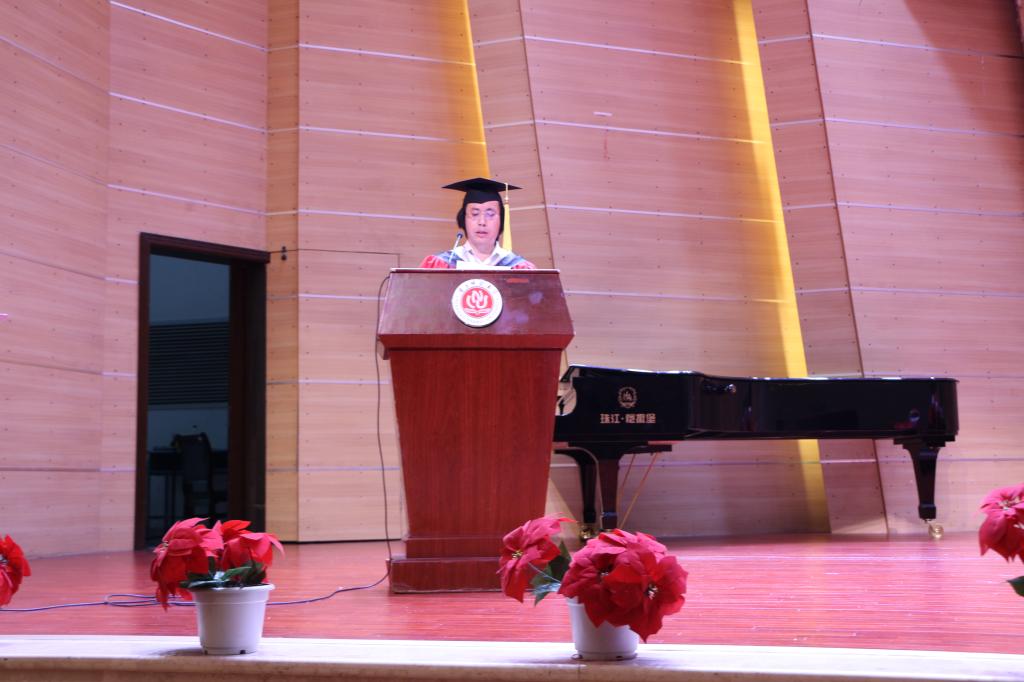 少妇白洁
党总支书记胡先成教授宣读授位决定