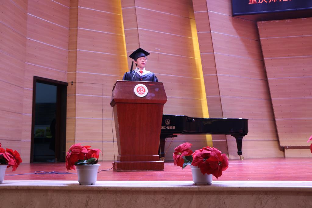 学生代表代文强发言